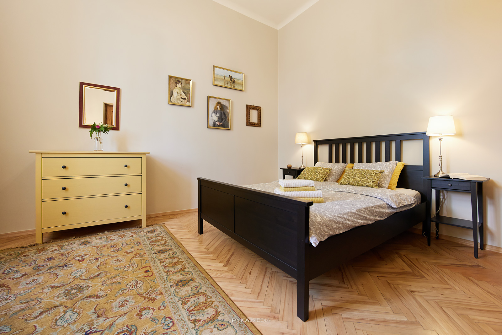 Zdjęcie apartamentu Airbnb w Krakowie. Zdjęcie łóżka w apartamencie.